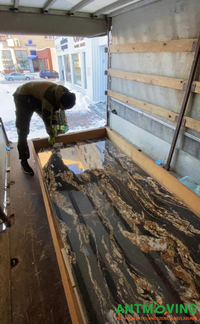 Prace w salonie kafelków