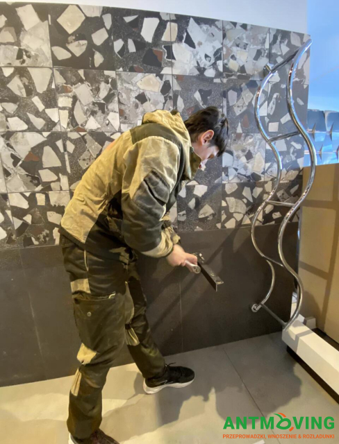 Prace w salonie kafelków