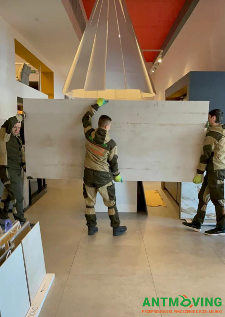 Prace w salonie kafelków