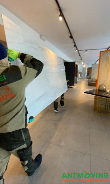 Prace w salonie kafelków