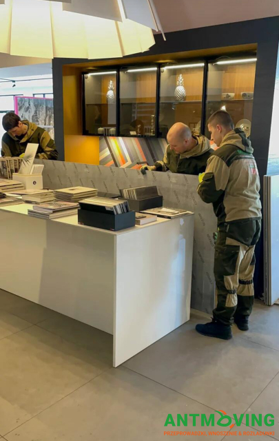 Prace w salonie kafelków