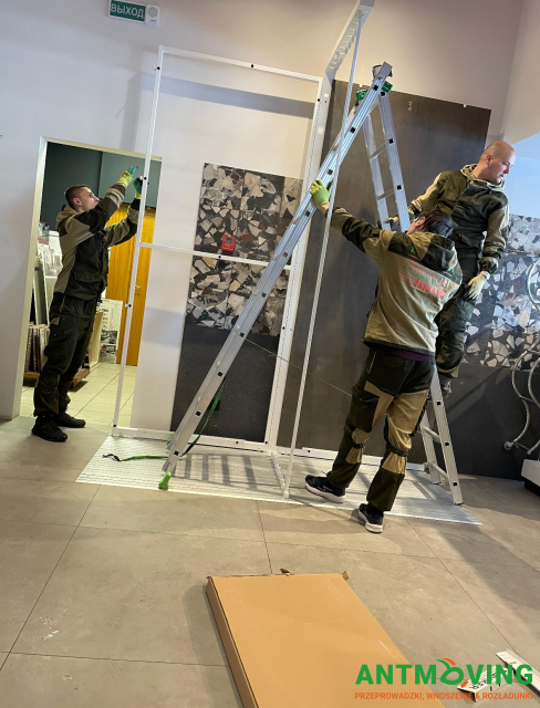 Prace w salonie kafelków