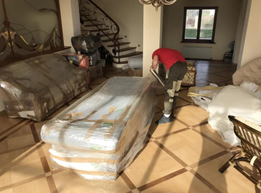 USŁUGI PAKOWANIA I ROZPAKOWYWANIA MEBLI