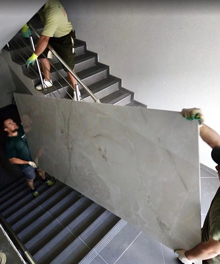 JAK NASI PRACOWNICY WNOSZĄ DUŻE PŁYTKI DO WĄSKICH KLATEK SCHODOWYCH