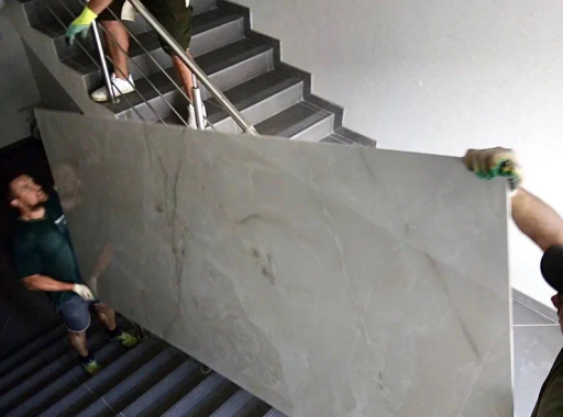 JAK NASI PRACOWNICY WNOSZĄ DUŻE PŁYTKI DO WĄSKICH KLATEK SCHODOWYCH