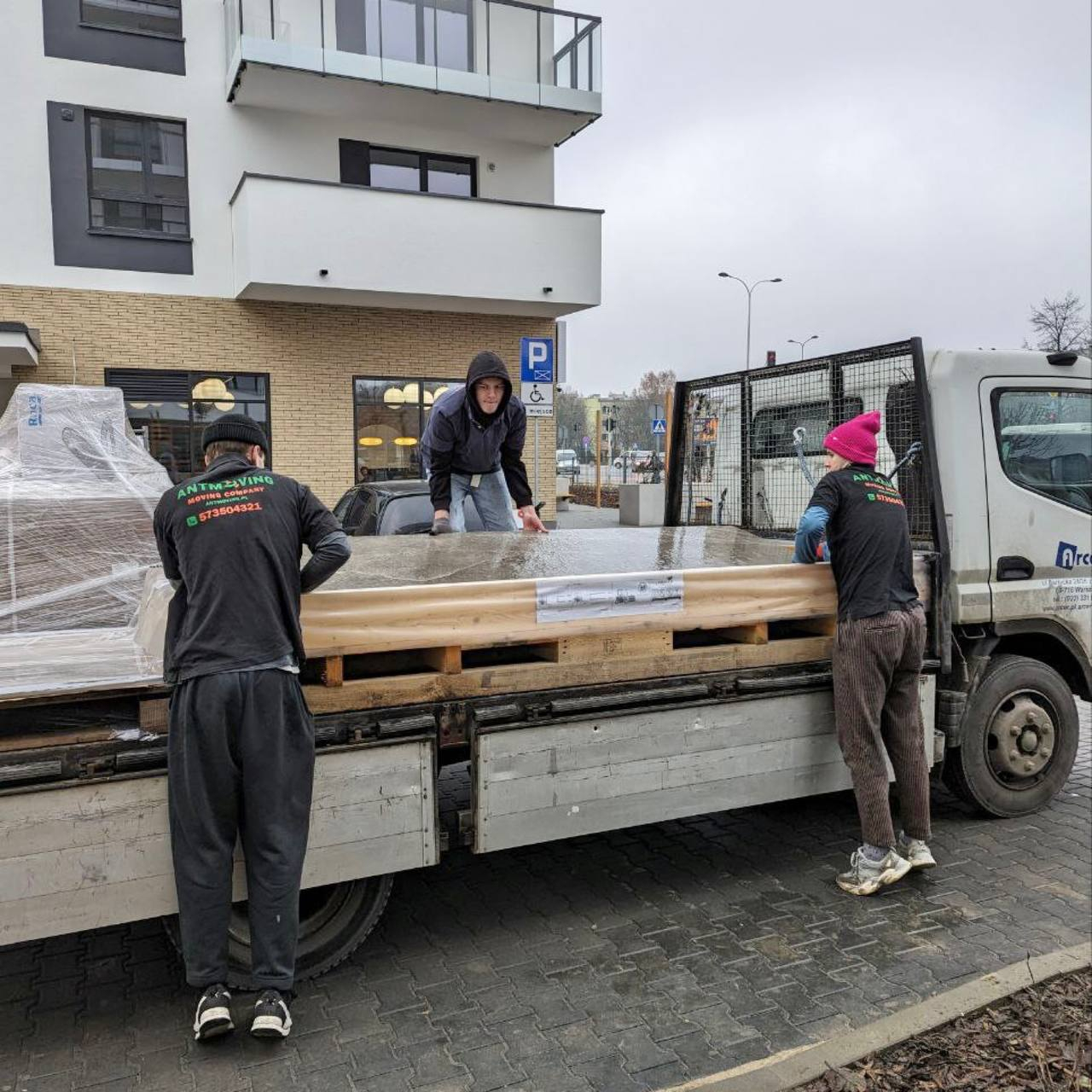 PODNOSZENIE PŁYTEK WIELKOFORMATOWYCH – PROFESJONALNIE I BEZPIECZNIE