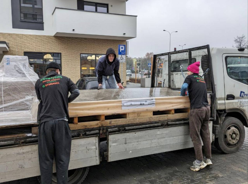PODNOSZENIE PŁYTEK WIELKOFORMATOWYCH – PROFESJONALNIE I BEZPIECZNIE